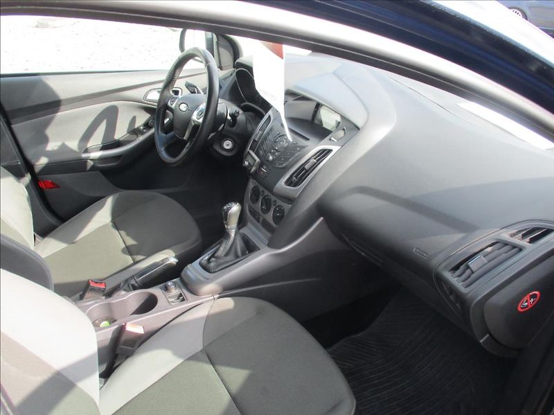 Ford Focus 1,6 i, klimatizace,serviska,CZ - fotka 9 z 36