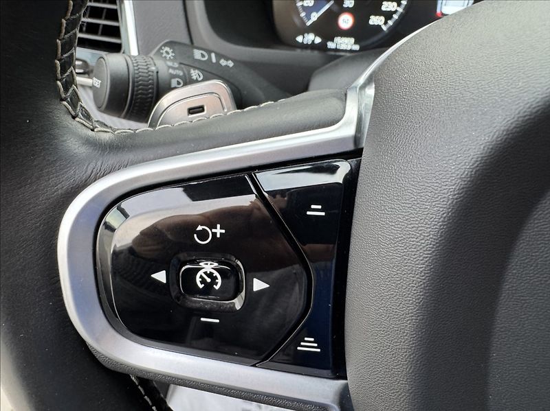 Volvo XC90 2,0 T6 AWD Drive-E 2.0L R-Desi - fotka 31 z 50