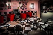 Příběh Muzea veteránů v Nové Bystřici se na jihu Čech začal psát již před deseti lety, kdy vášnivý sběratel amerických veteránů Pavel Janouš potřeboval pro svou rozrůstající se sbírku automobilů prostory, které by vyhovovaly specifickým požadavkům těchto
