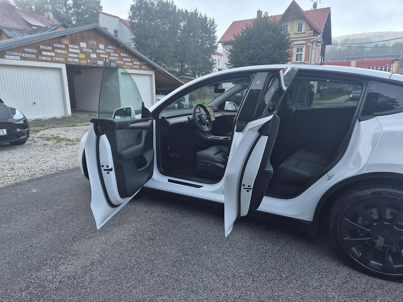 Tesla Model Y RWD 220kw TZ SOH 93,1 % - fotka 13 z 50