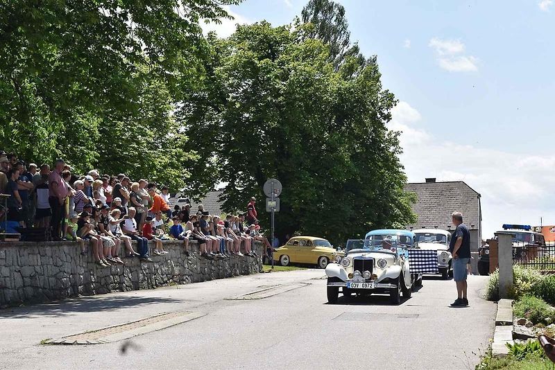 Tradiční závod S kopce do kopce si nenechalo letos ujít na sedm desítek posádek historických automobilů a motocyklů.