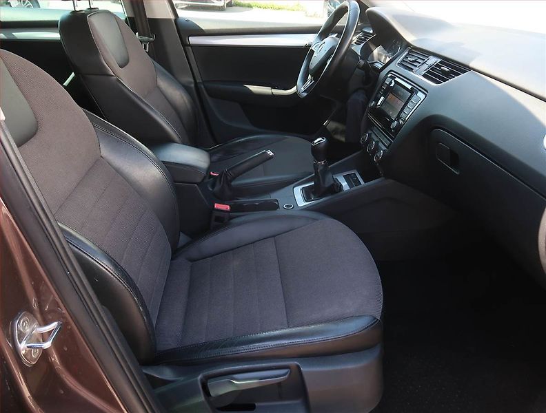 Škoda Octavia (2014) Elegance 1.2 TSI, Navi, Xenony - fotka 9 z 20