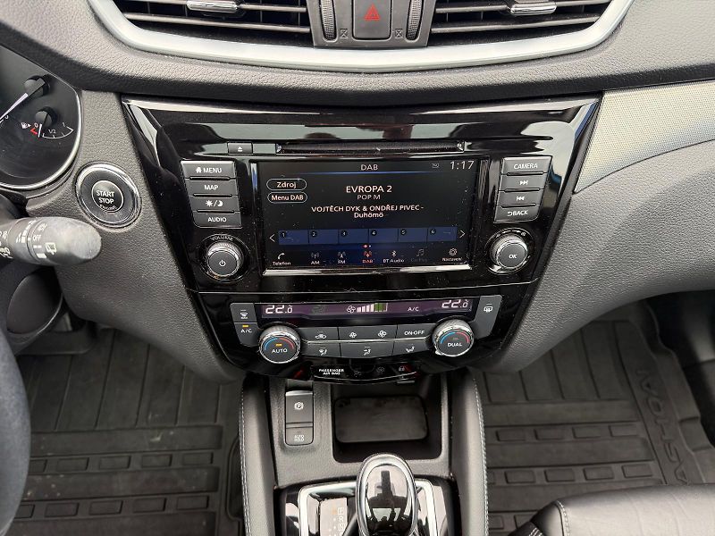 Nissan Qashqai 1.3 DIG-T DCT Tekna - fotka 21 z 29