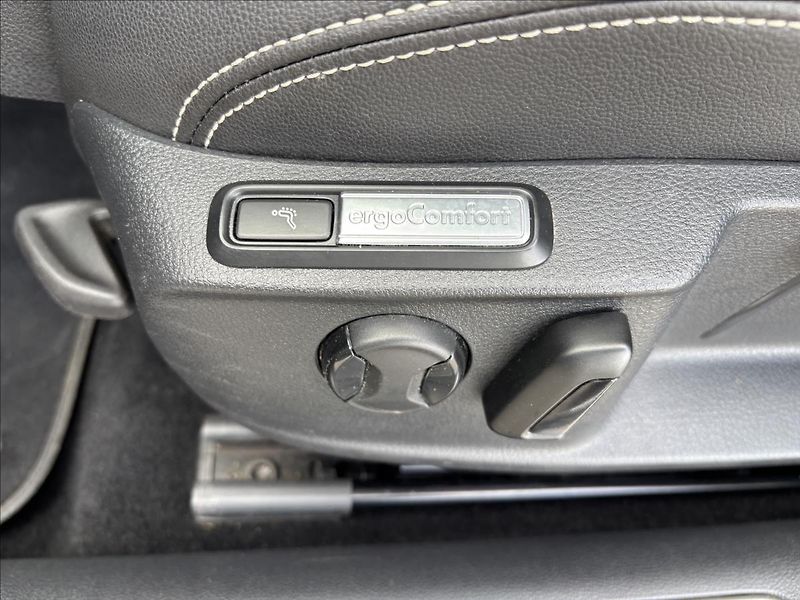 Volkswagen Passat 2,0 TDI R-Line 140kW - fotka 24 z 47