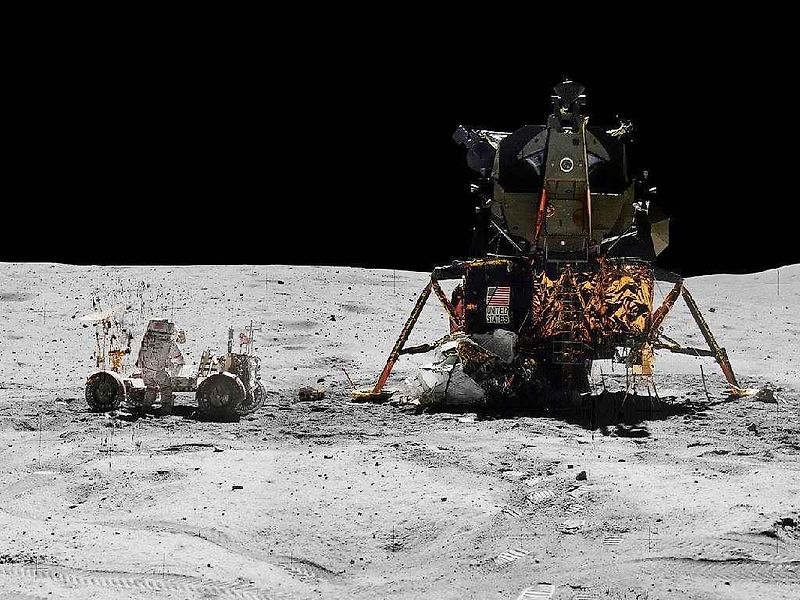 LRV a kosmonaut na povrchu Měsíce.