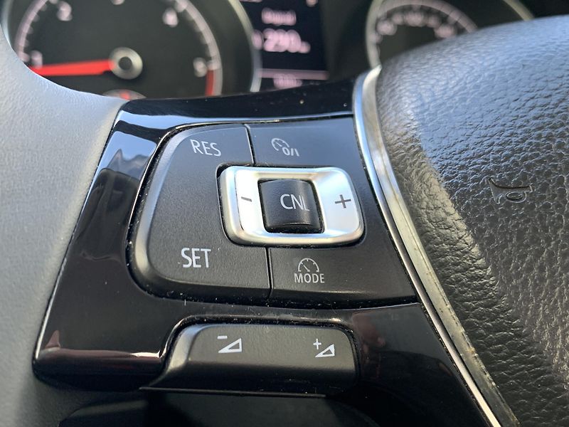 Volkswagen Golf Highline 1.6TDi 77kw DSG ALU - fotka 17 z 48