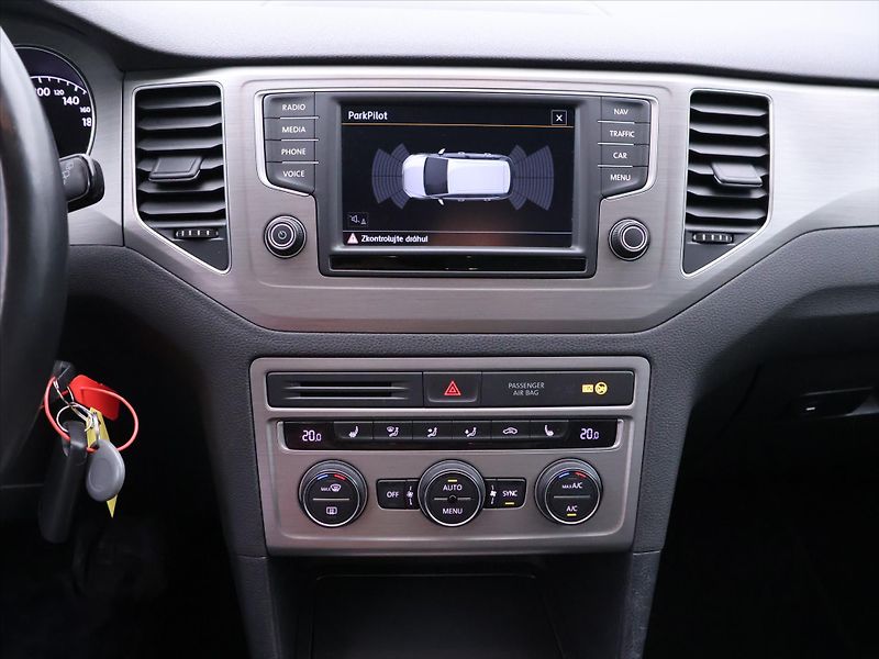 Volkswagen Golf Sportsvan 1,4 TSI DSG Highline Xenon - fotka 24 z 36