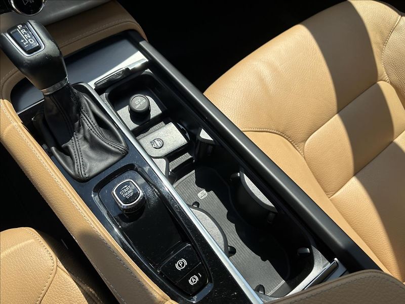 Volvo XC90 2,0 D5 173kW,Led,Kůže,ACC,1Maj - fotka 14 z 41