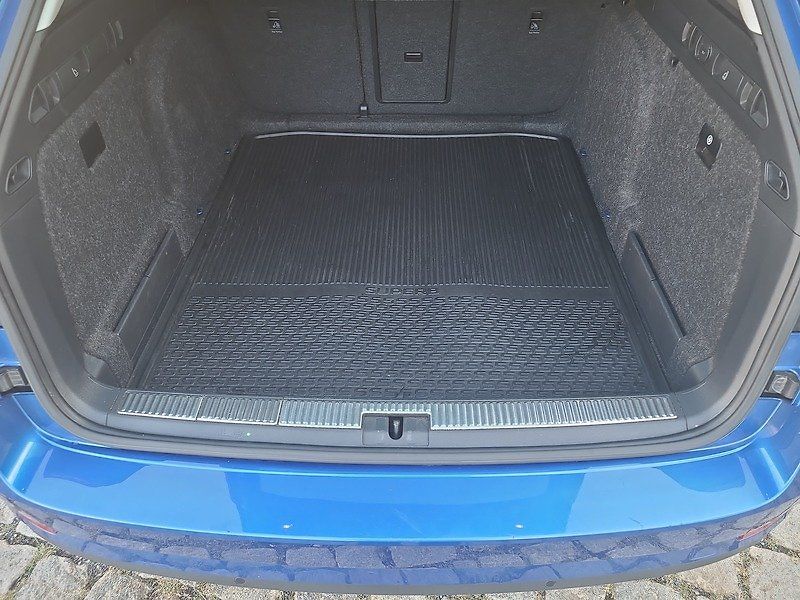 Škoda Superb Combi 2.0 TDI DSG - fotka 35 z 69
