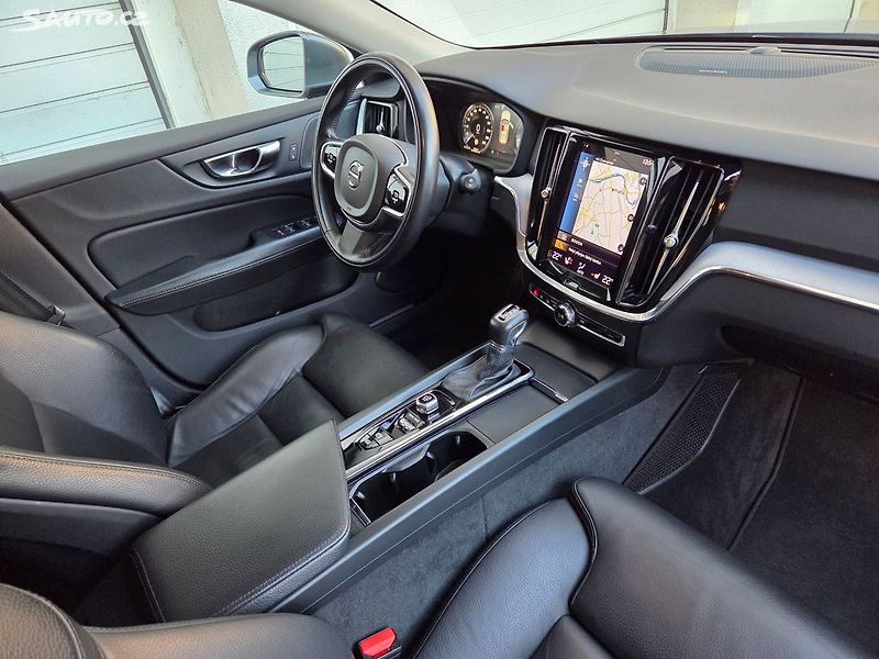 Volvo V60 (2020) 2.0 D4 AWD 4x4 Automat - fotka 16 z 37