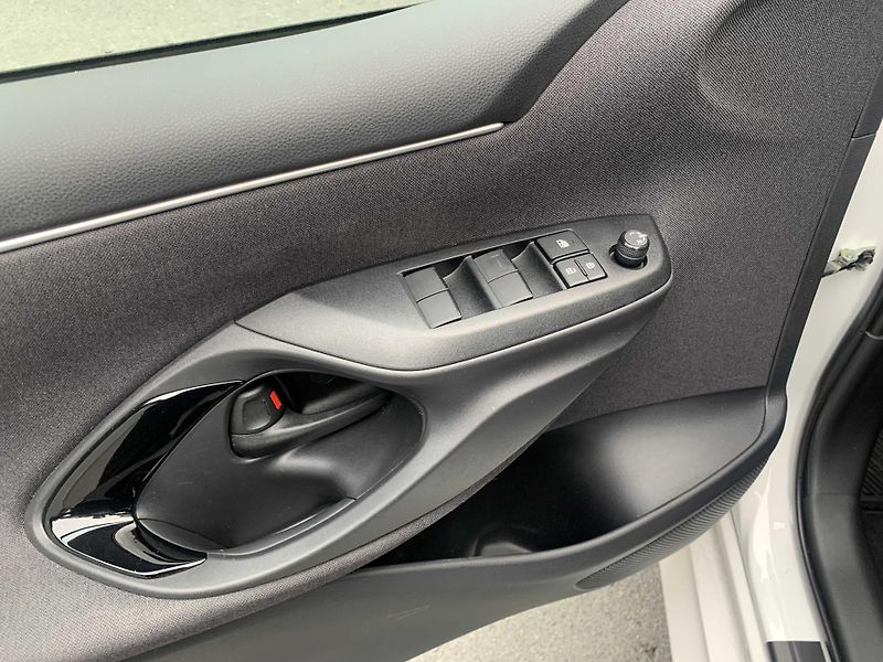 Toyota Yaris 1.5 HYBRID 96 kW 1.MAJITEL - fotka 11 z 16