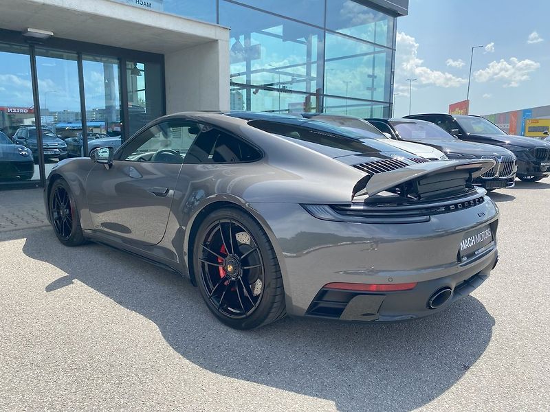 Porsche 911 (2024) Carrera 4 GTS Panorama - fotka 16 z 32