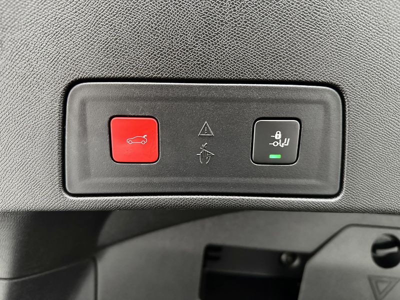 Peugeot 508 Hybrid 225*AT8*REZERVACE! - fotka 36 z 38