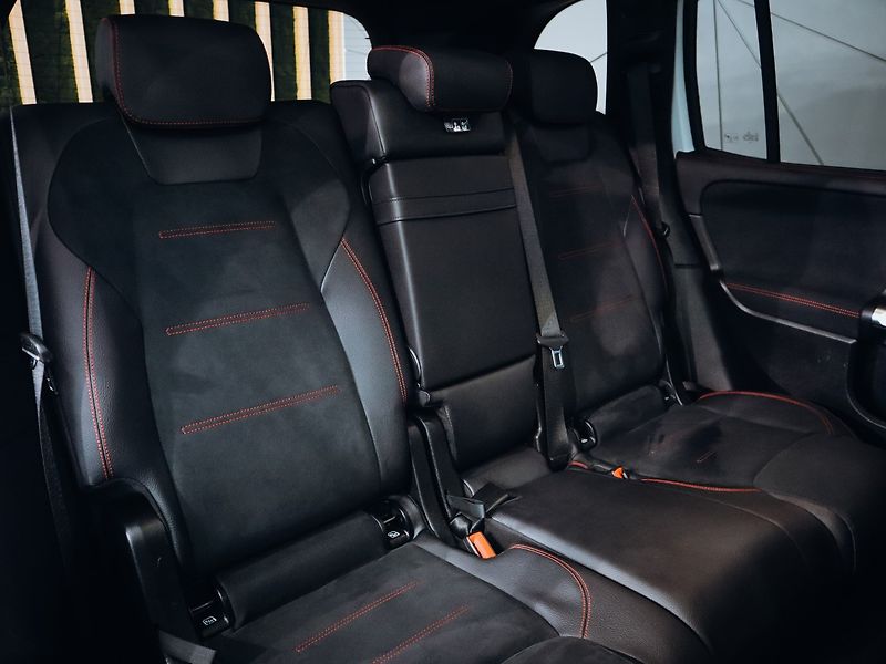 Mercedes-Benz GLB 250 4MATIC AMG - fotka 19 z 25