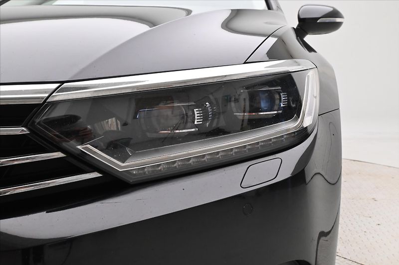 Volkswagen Passat 2,0 TDI 140 kW DSG 4Motion Zár - fotka 29 z 31