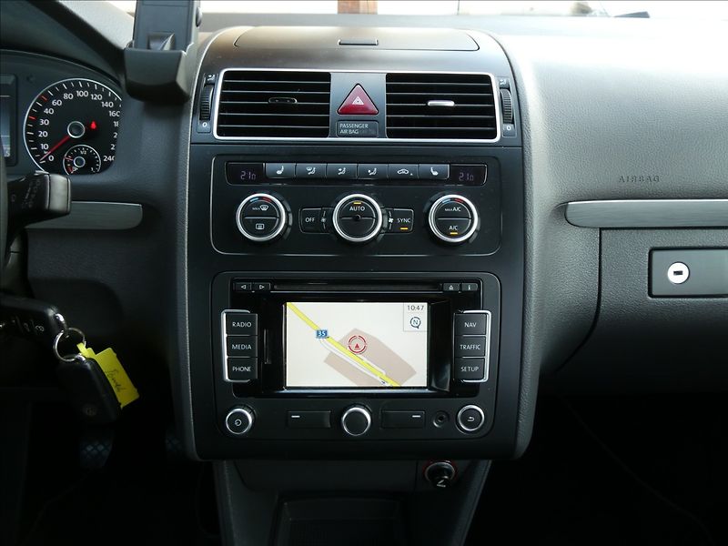 Volkswagen Touran 1,6 TDi 77kW CUP,7.míst,naviga - fotka 28 z 46