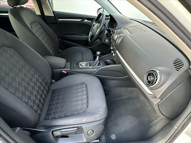 Audi A3 1,6 81kW  Sportback - fotka 12 z 45