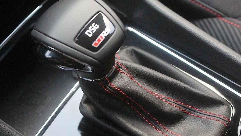 Vybírání vozu v showroomu Škoda Plus