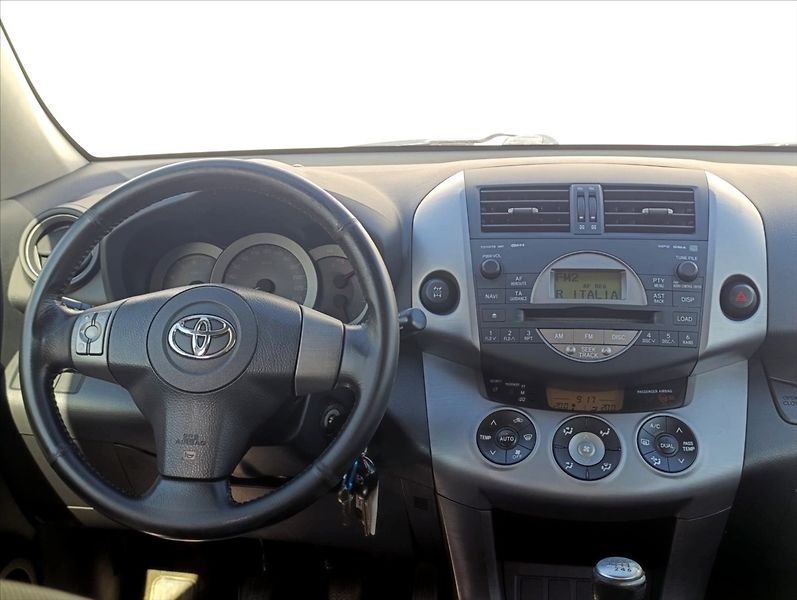 Toyota RAV4 2,2 D-4D 4x4 Aut.klimatizace - fotka 16 z 32