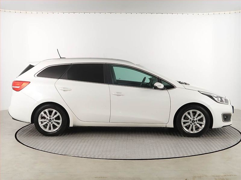 Kia Ceed (2017) Silver 1.6 GDI, Serv.kniha - fotka 6 z 18