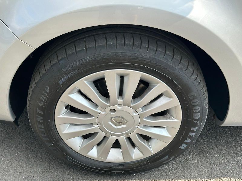 Renault Clio (2011) KOMBI 1.2 16V/76kW * 1.Maj.    - fotka 32 z 33