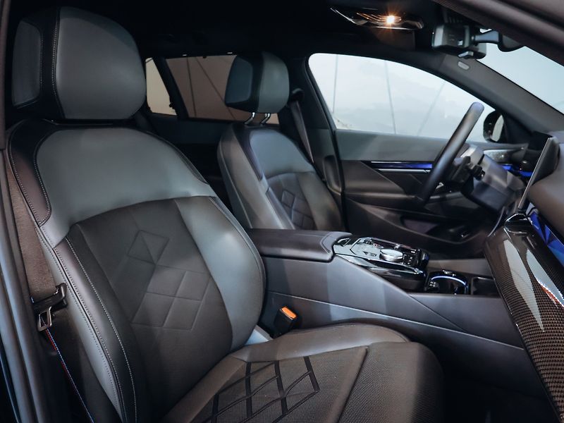 BMW Řada 5 550e xDrive M-sport Touring - fotka 29 z 34