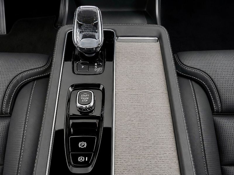 Volvo XC90 B5 AWD PLUS DARK PREMIUM, PANO - fotka 24 z 34