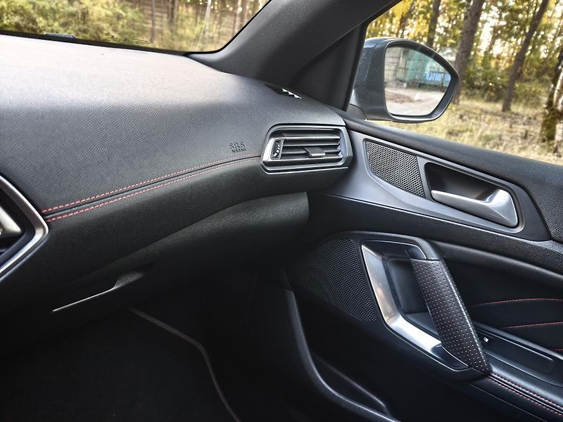 Peugeot 308 (2018) - fotka 16 z 21