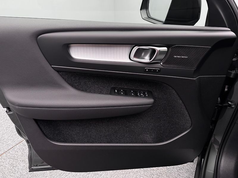 Volvo XC40 (2026) B3 AUT DARK PLUS - fotka 7 z 24