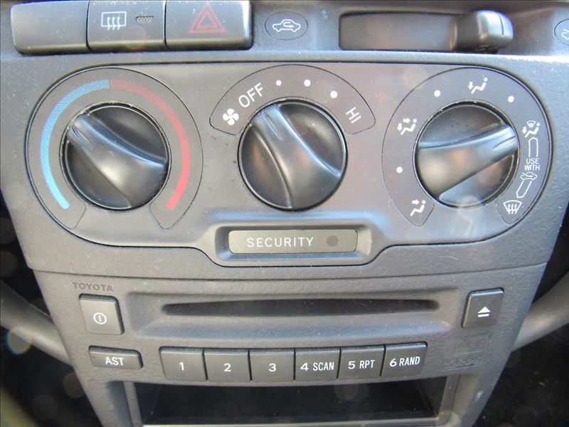 Toyota Yaris 1,0 i Terra VVT-i - fotka 16 z 22