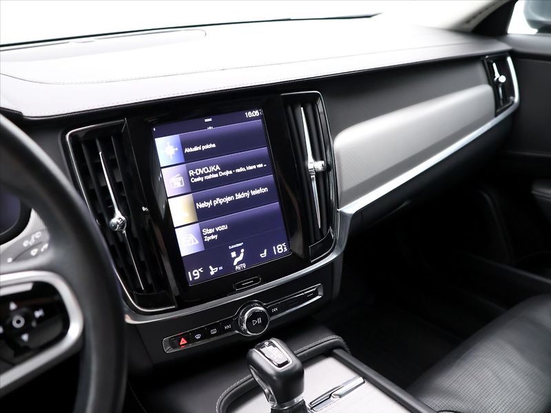 Volvo V90 2,0 D3 Drive-E Momentum Auto - fotka 25 z 38