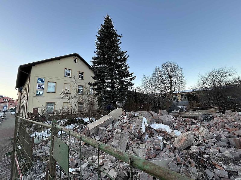 Kvůli stavbě dálnice D11 zbourali dělníci dům v Náchodské ulici v Trutnově Poříčí.