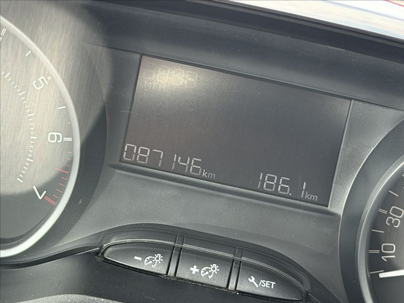 Peugeot 2008 1,2 81kW AUTOMAT,NAVI,NOVÉ ČR - fotka 12 z 32