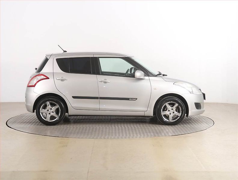Suzuki Swift (2012) 1.2, Serv.kniha, Park. senzory - fotka 6 z 17