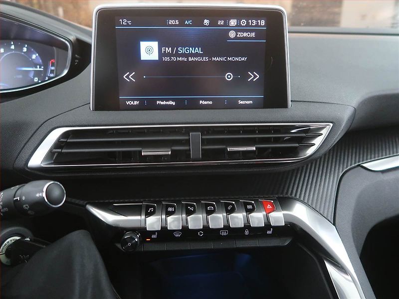 Peugeot 3008 (2020) Allure 1.2 PureTech, Automat - fotka 12 z 23