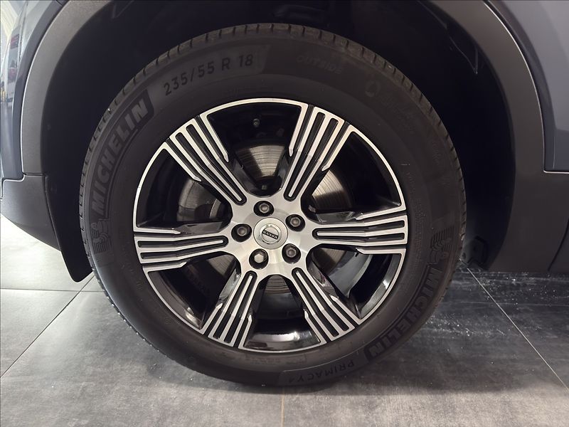Volvo XC40 2,0   B4 AWD MOMENTUM DPH - fotka 31 z 35
