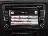 Volkswagen Jetta (2011) 1.6 TDi, ČR, AC, tempo, park - náhled 17