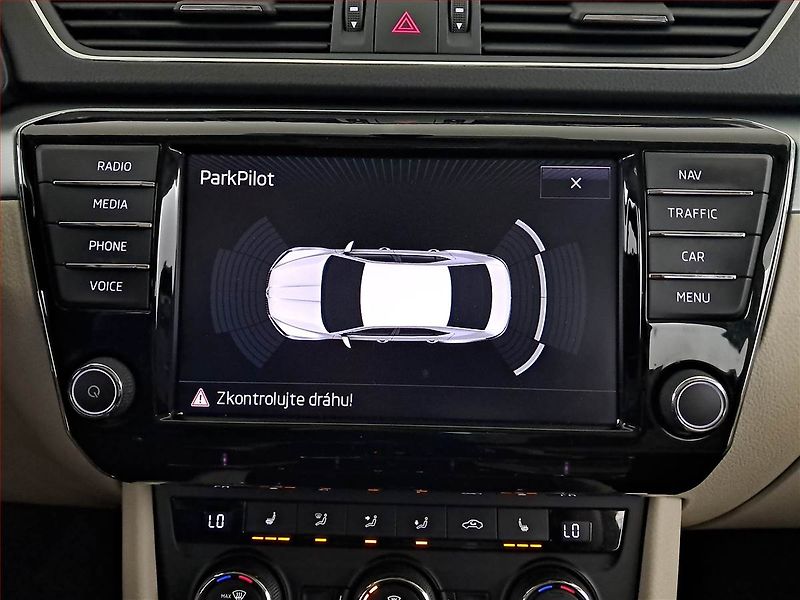 Škoda Superb (2015) Style 2.0 TDI, Kůže, Navi - fotka 16 z 19