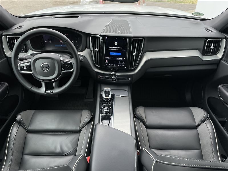 Volvo XC60 2,0 B4 A8 Ultimate Dark - fotka 6 z 23