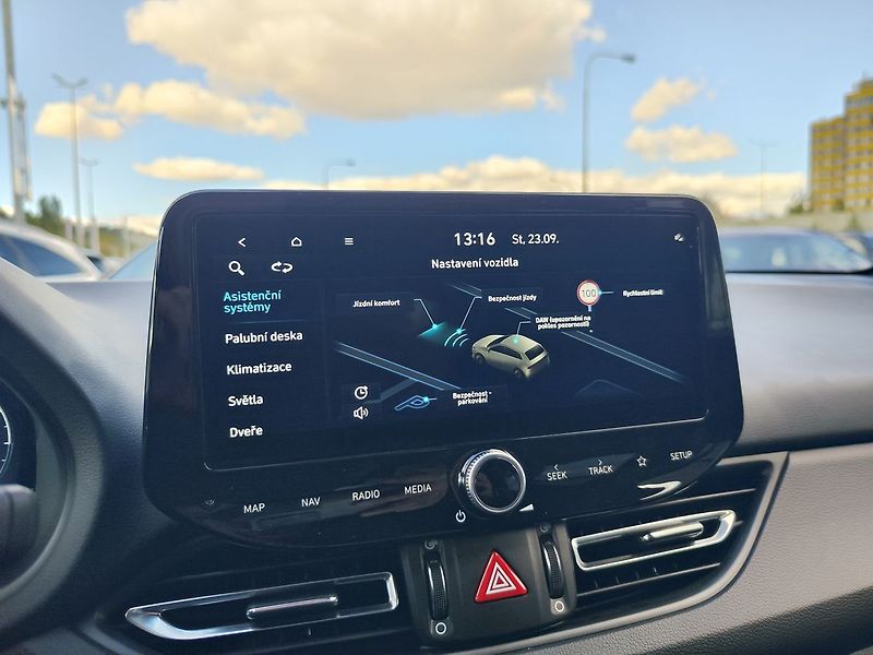 Hyundai i30 1.5 T-GDI/103kW N-Line DCT - fotka 17 z 34