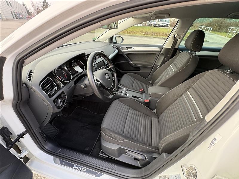 Volkswagen Golf 2,0 TDi 110kW CUP,Navi,Výhřev - fotka 3 z 40