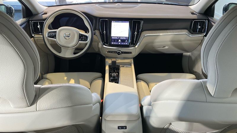 Volvo V60 (2026) PLUS DARK, B4, 145+10 kW / 197 - fotka 12 z 14