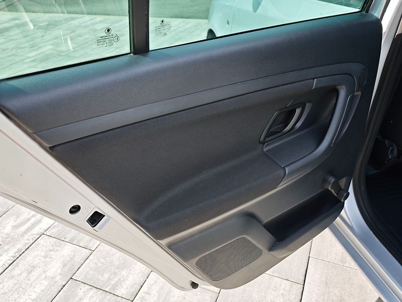 Škoda Fabia (2010) 1,2 TSI 77 KW Ambiente - fotka 12 z 28