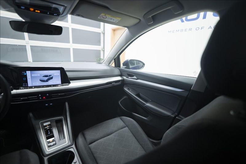 Volkswagen Golf 1,5 eTSI DSG KAMERA VÝHŘEV ČR - fotka 15 z 44