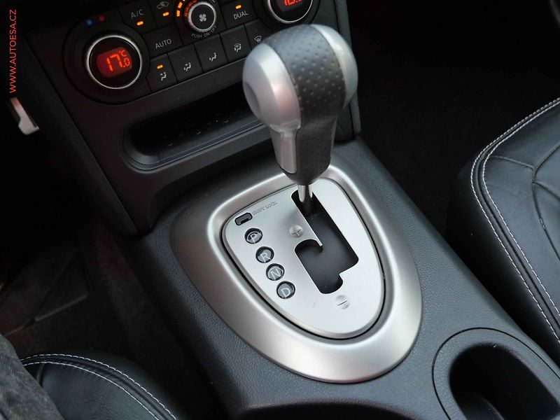 Nissan Qashqai (2012) 2.0i, Tekna, AT, xenon, panor - fotka 15 z 20