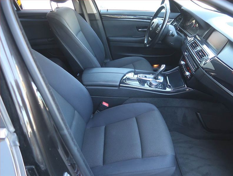 BMW Řada 5 (2016) 520d xDrive, 4X4, Automat - fotka 9 z 20
