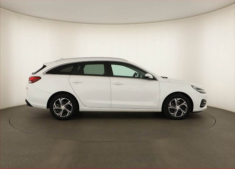 Hyundai i30 (2022) Smart 1.6 CRDi, ČR,1.maj - fotka 6 z 15
