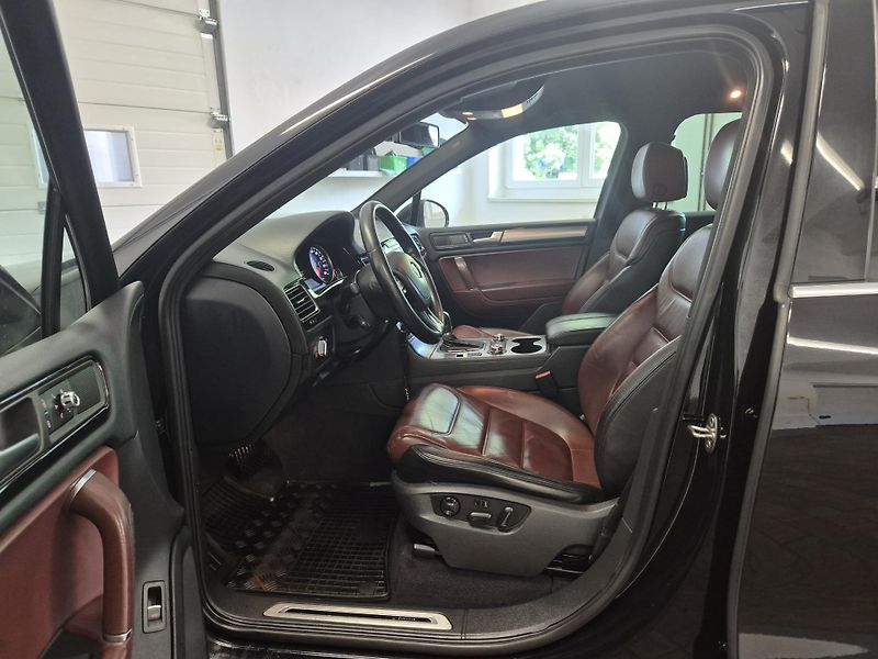 Volkswagen Touareg 3,0TDi 180kw 4x4 DSG 20ALU - fotka 11 z 41