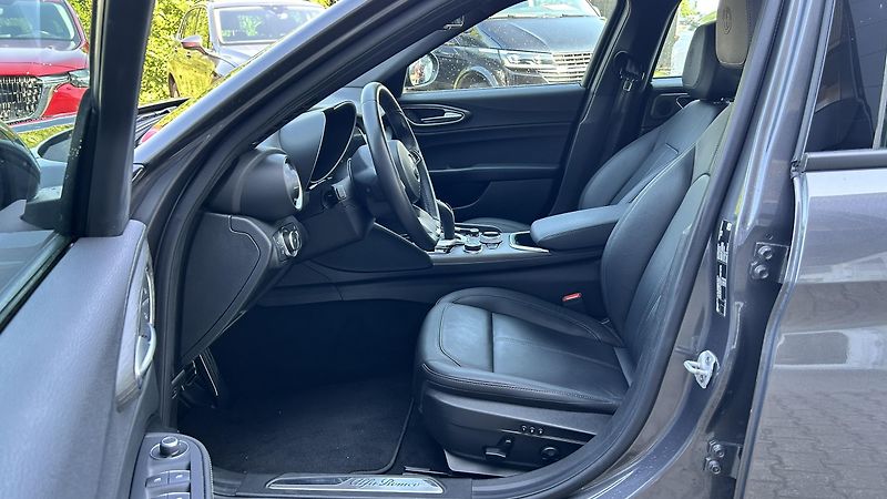 Alfa Romeo Giulia 2.0i 280k Ti  - fotka 13 z 14