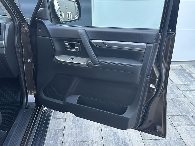 Mitsubishi Pajero 3,2 DI-D 190PS  Instyle-7 4x4 - fotka 18 z 54